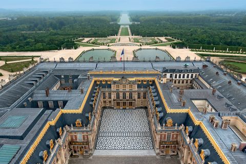 Lodewijk XIV die zich op basis van het Apolloembleem dat hij voor zichzelf gebruikte de Zonnekoning liet noemen liet zijn paleiscomplex op een as van oost naar west bouwen in lijn met de opkomende zon