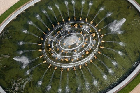 https://www.nationalgeographic.com/content/dam/travel/2017-digital/Versailles/Versailles_p263.jpg Het Bassin de Latona doorliep gedurende twintig jaar meerdere stadia voordat hij uiteindelijk werd gewijd aan Latona Leto de moeder van Apollo Alle andere fonteinen in de tuinen van Versailleszijn voor de aanvoer van hun water afhankelijk van de Latonafontein