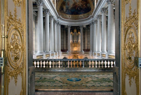 https://www.nationalgeographic.com/content/dam/travel/2017-digital/Versailles/Versailles_p35.jpg Deze adembenemende entree op de tweede etage van deChapelle royalbood de koning directe toegang tot zijn vertrekken Terwijl hoogwaardigheidsbekleders en leden van de adel de mis hier vanuit zijloges konden bijwonen was de centrale galerij tegenover het orgel en het altaar gereserveerd voor de koning en zijn familie