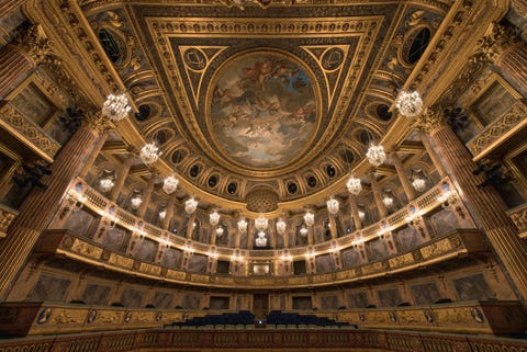 https://www.nationalgeographic.com/content/dam/travel/2017-digital/Versailles/Versailles_p45.jpg Hoewel het ontwerpen van deOpra royal de Versaillestwintig jaar in beslag nam werd het theater in minder dan twee jaar gebouwd Het moest af zijn vr het huwelijk van kroonprins Lodewijk en Marie Antoinette De weelderig gedecoreerde zaal werd in de periode vr de Franse Revolutie slechts een veertigtal keren gebruikt deels vanwege de hoge operationele kosten er waren drieduizend kaarsen nodig om de theaterzaal n avond te verlichten