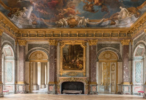 De grootste salon van het paleis de Salon dHercule is gelambriseerd met panelen van rood en groen marmer In deze zaal werden diverse bals en banketten gehouden waaronder een feest ter ere van de oudste dochter van de Zonnekoning Omdat zich op die avond grote aantallen mensen in de zaal verdrongen en er duizenden kaarsen brandden moesten enkele ramen worden gebroken om de overtollige hitte af te voeren