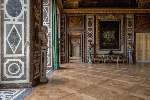 De Salon de Diane werd gebruikt als biljartzaal en werd spottend de applauskamer genoemd aangezien de hofdames klapten voor elke geslaagde stoot van Lodewijk XIV die goed kon biljarten Op advies van zijn lijfartsen speelde hij elke avond na het diner een potje