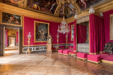 De oogverblindende Salon de Mercure is gestoffeerd met bordeauxrode damast en was oorspronkelijk de plek in het Grand Appartement waar het staatsiebed stond Later werd het bed vervangen door meerdere goktafels Nadat Lodewijk XIV was overleden werd de zaal in zijn oorspronkelijke staat hersteld om er het lichaam van de koning op te baren zodat het Franse volk afscheid van hem kon nemen