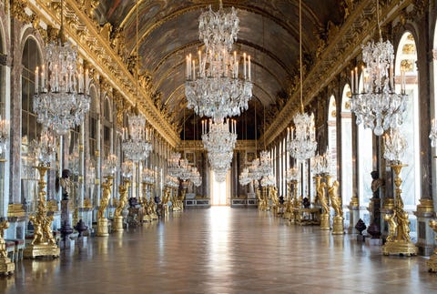 DeSpiegelzaal oorspronkelijk de Grande Galerie  was een van de meest fameuze zalen van het koninklijk chteau Op weg naar zijn privkapel schreed de koning zelf elke dag door deze 73 meter lange galerij die door de adel aan het hof werd gebruikt als wandel en ontmoetingsplek
