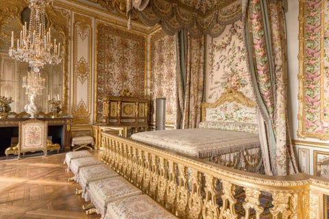 https://www.nationalgeographic.com/content/dam/travel/2017-digital/Versailles/Versailles_p95.jpg De Chambre de la Reine in hetGrand Appartement de la Reineis gerestaureerd in de staat waarin hij verkeerde toen Marie Antoinette in 1789 via een geheime deur Versailles ontvluchtte Hoewel dat in oktober gebeurde maken de met bloemmotieven geborduurde wandtapijten en het lichte kleurpalet van het vertrek deel uit van de zomerstoffering want de aankleding werd per seizoen aangepast