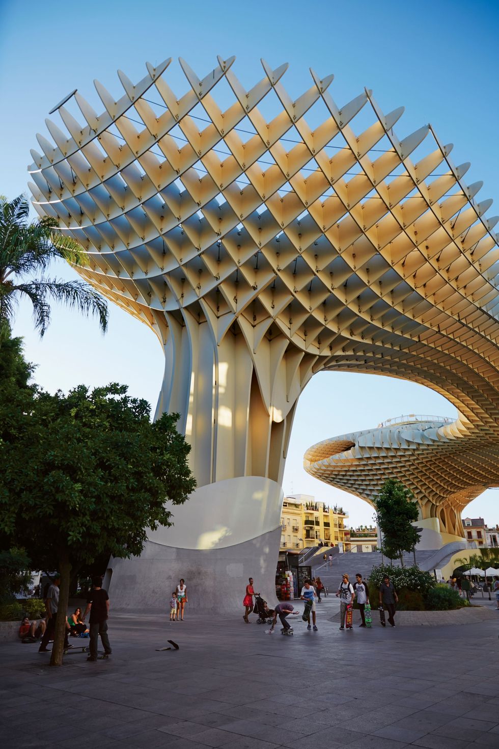 De Metropol Parasol het grootste houten bouwwerk ter wereld bepaalt de skyline van Sevilla
