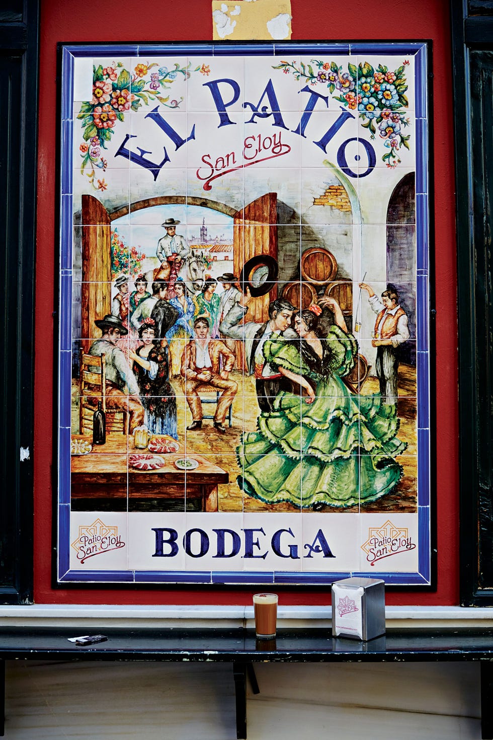 Beschilderde tegels sieren de gevel van tapasbar El Patio San Eloy