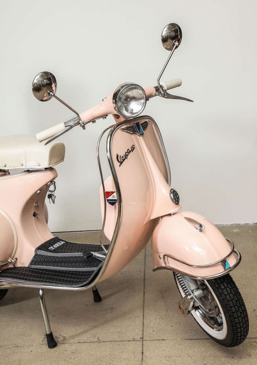 Vespa antigua de color rosa