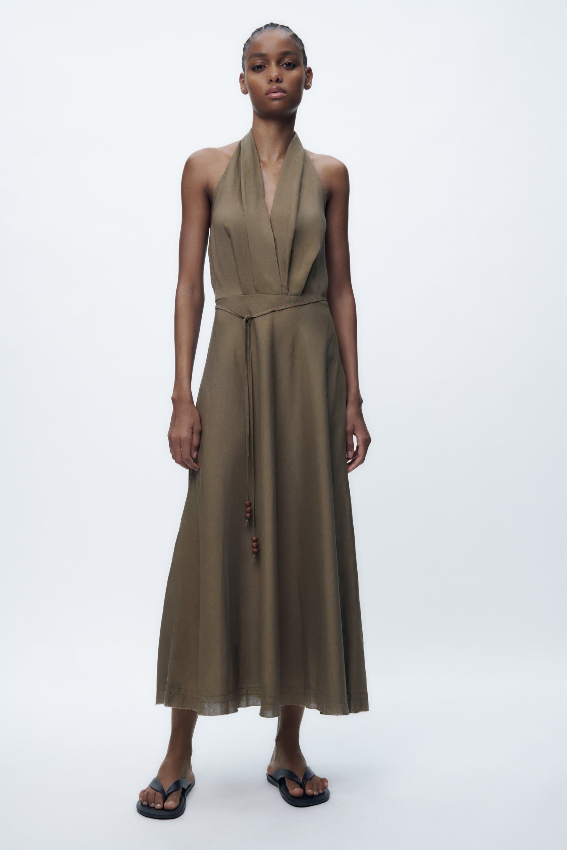 Zara rescata la elegancia vintage de los 70 con vestido sostenible de lino