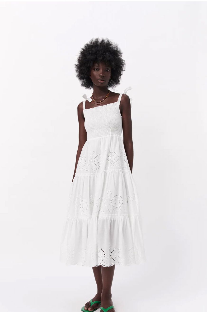 Los vestidos blancos más bonitos que llevaremos en verano están en el  street style de París