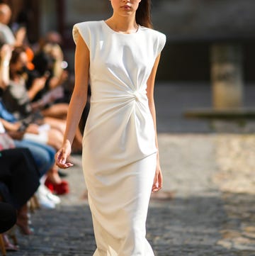 vestido blanco midi con hombreras de hm