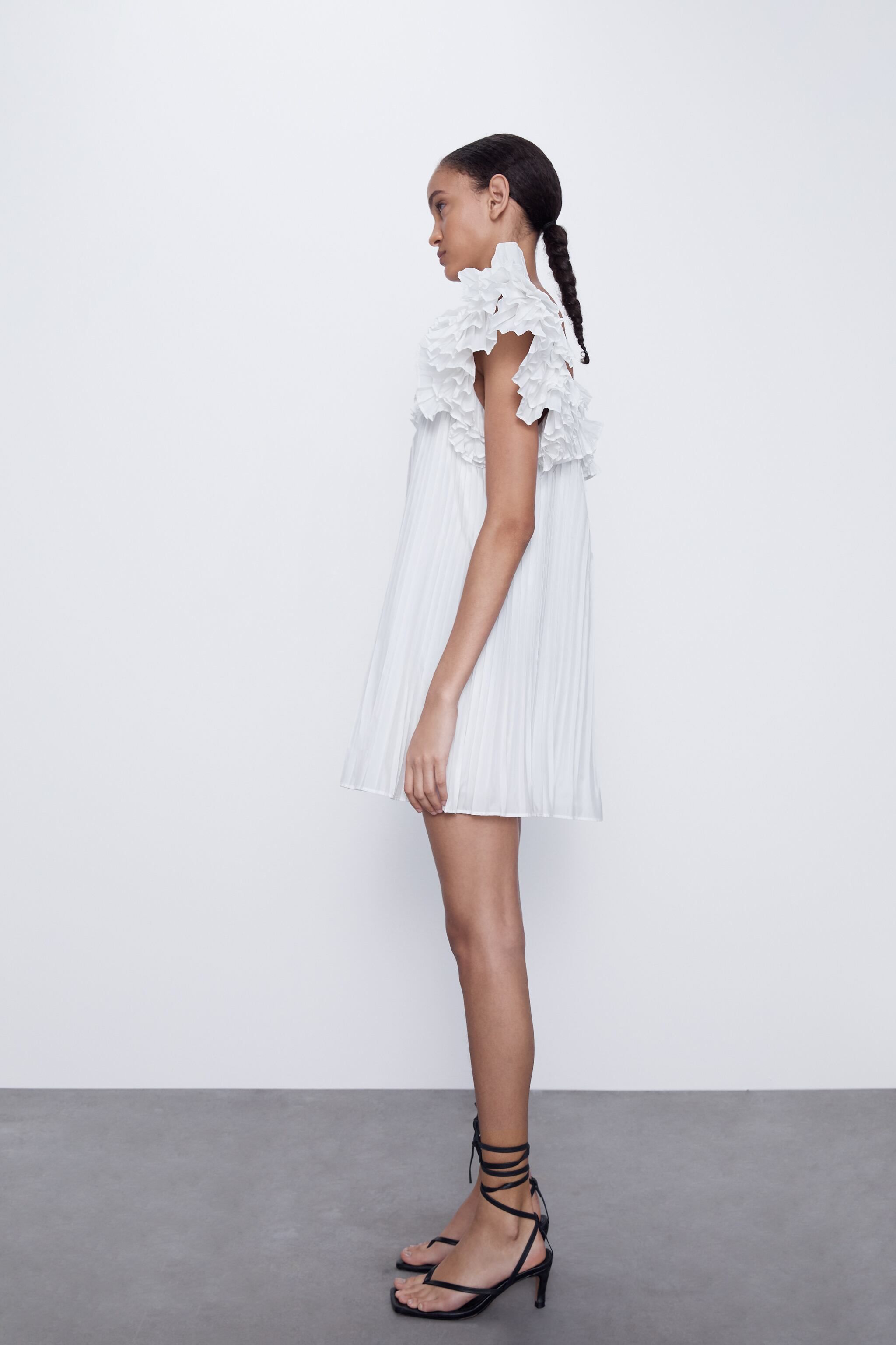Los nuevos vestidos blancos de Zara ordenados de Ibiza a Formentera