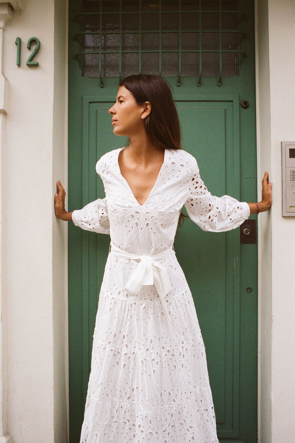 El vestido largo blanco bordado con vuelo de Zara