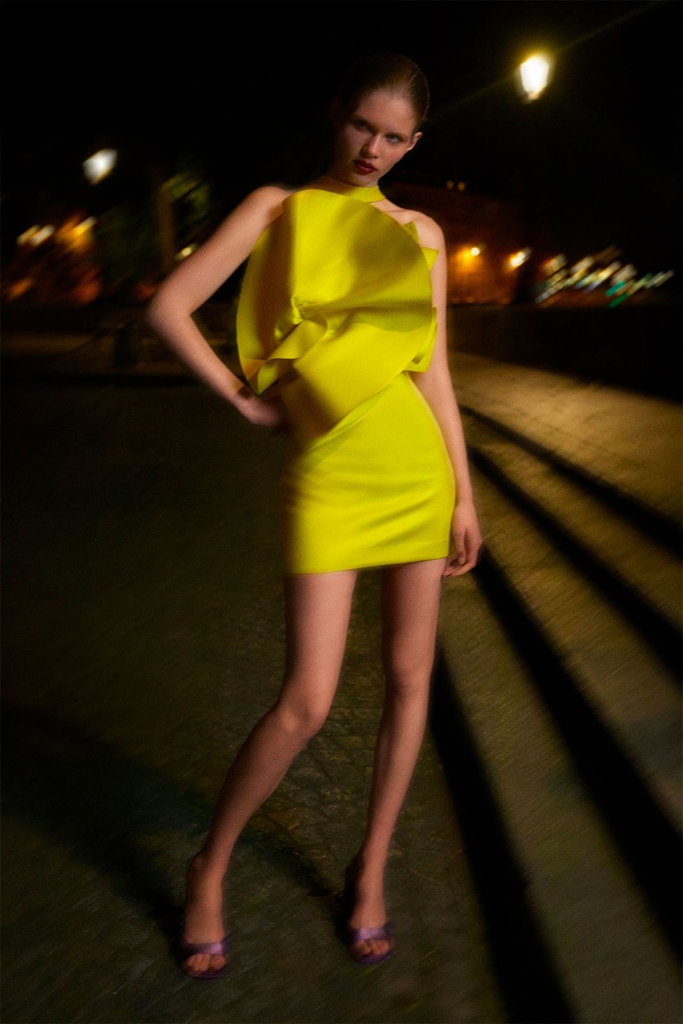 vestido corto amarillo con volantes flor más top de Zara