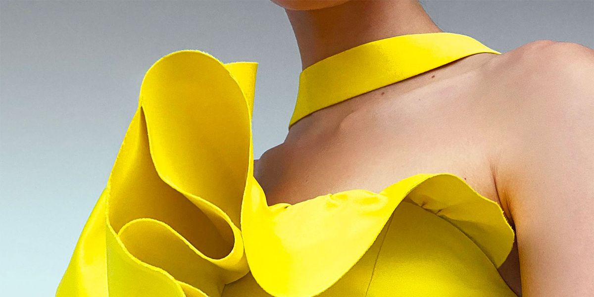 vestido corto amarillo con volantes flor más top de Zara