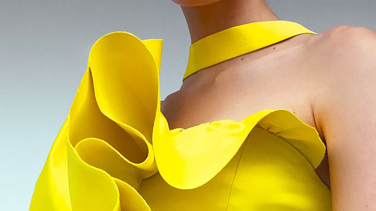 El vestido corto amarillo con volantes flor más top de Zara