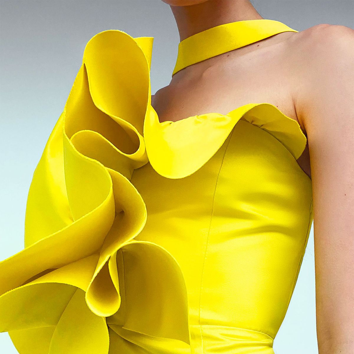 El vestido corto amarillo con volantes top de Zara