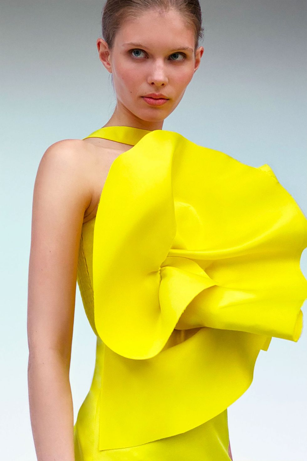 El vestido amarillo con volantes flor más top de Zara