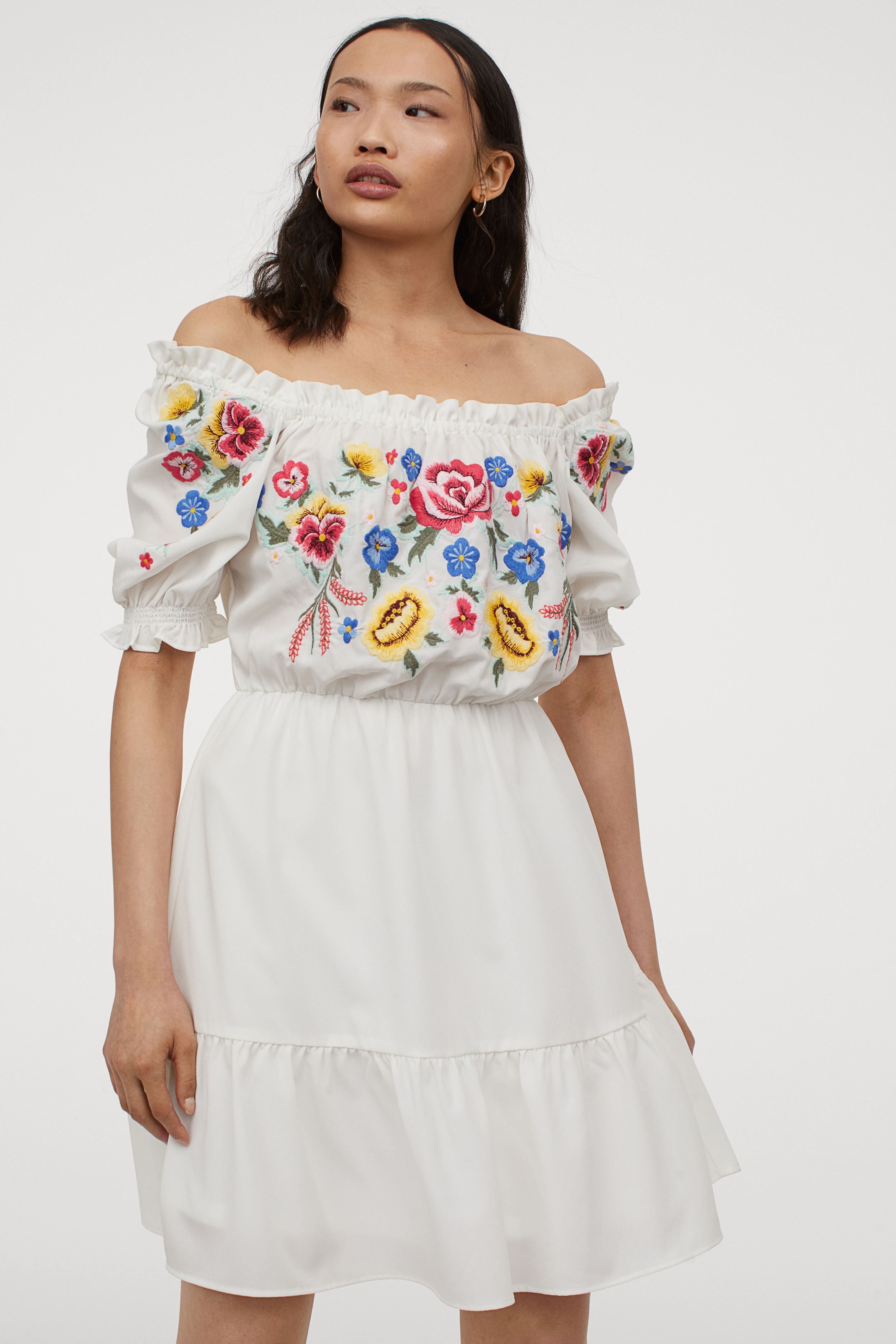 El vestido corto blanco bordado H&M vacaciones de verano