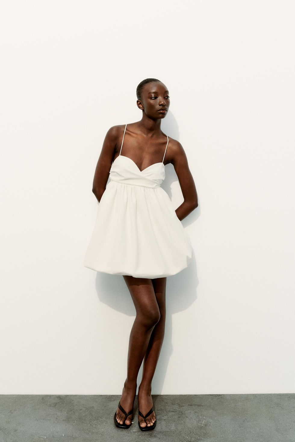 las bajitas van a agotar el vestido blanco más espectacular de zara porque hace piernas infinitas por menos de 40 euros