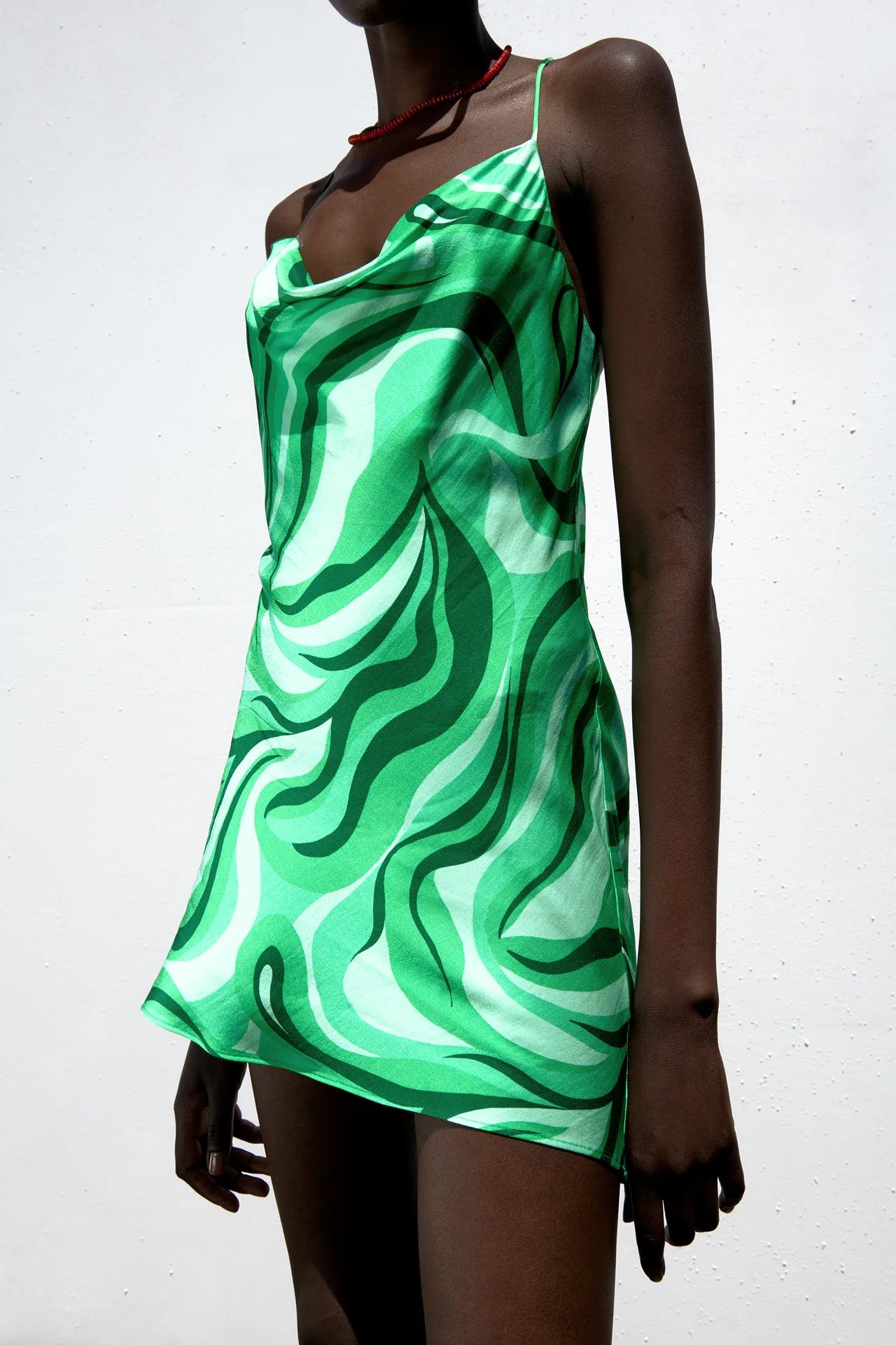 docena Tienda eximir El vestido verde de Zara de tirantes más viral de Instagram