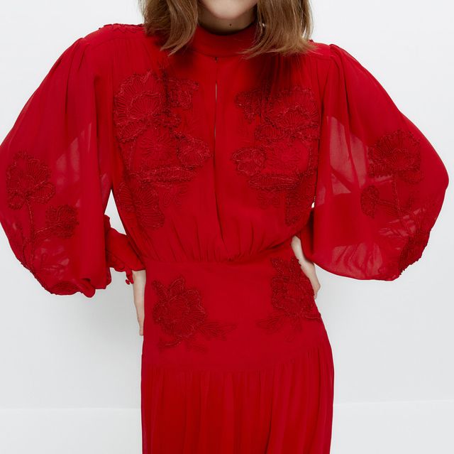 vestido largo rojo bordado de uterqüe