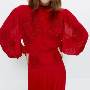 vestido largo rojo bordado de uterqüe