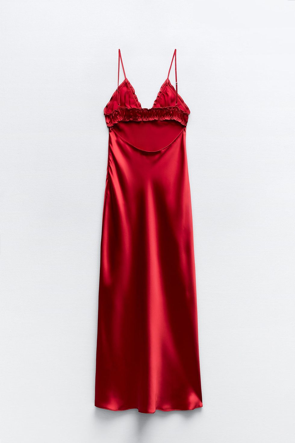 el vestido satinado rojo de zara para invitadas de primavera