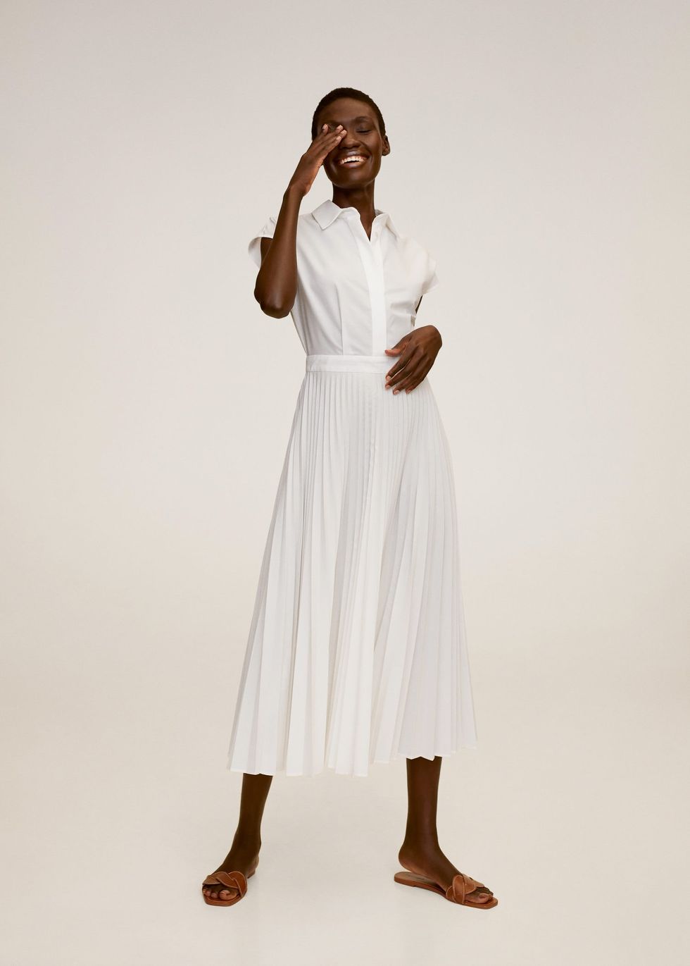 El vestido blanco, camisero y plisado de más ideal