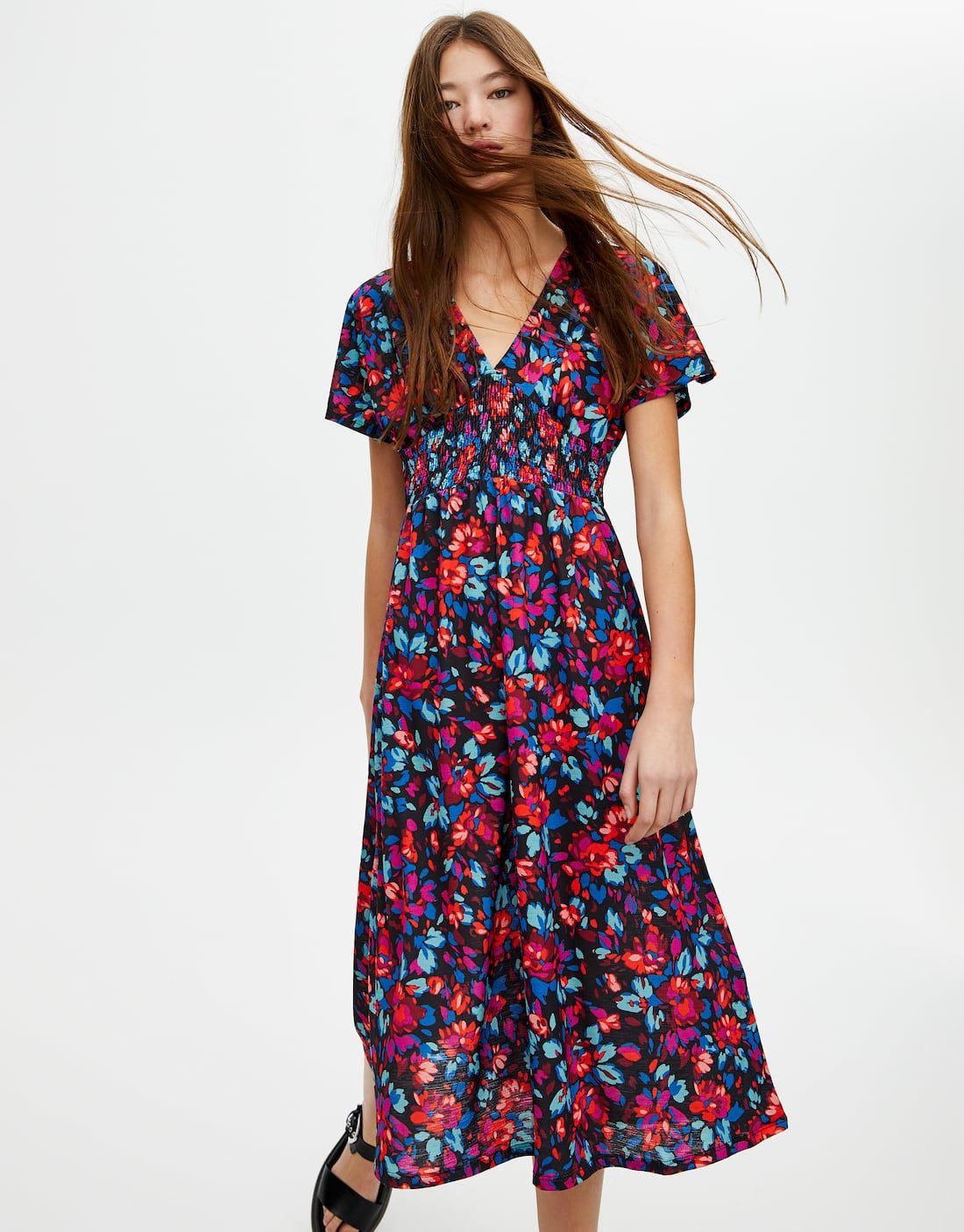 Este vestido midi de primavera con flores de Pull Bear hace tipazo