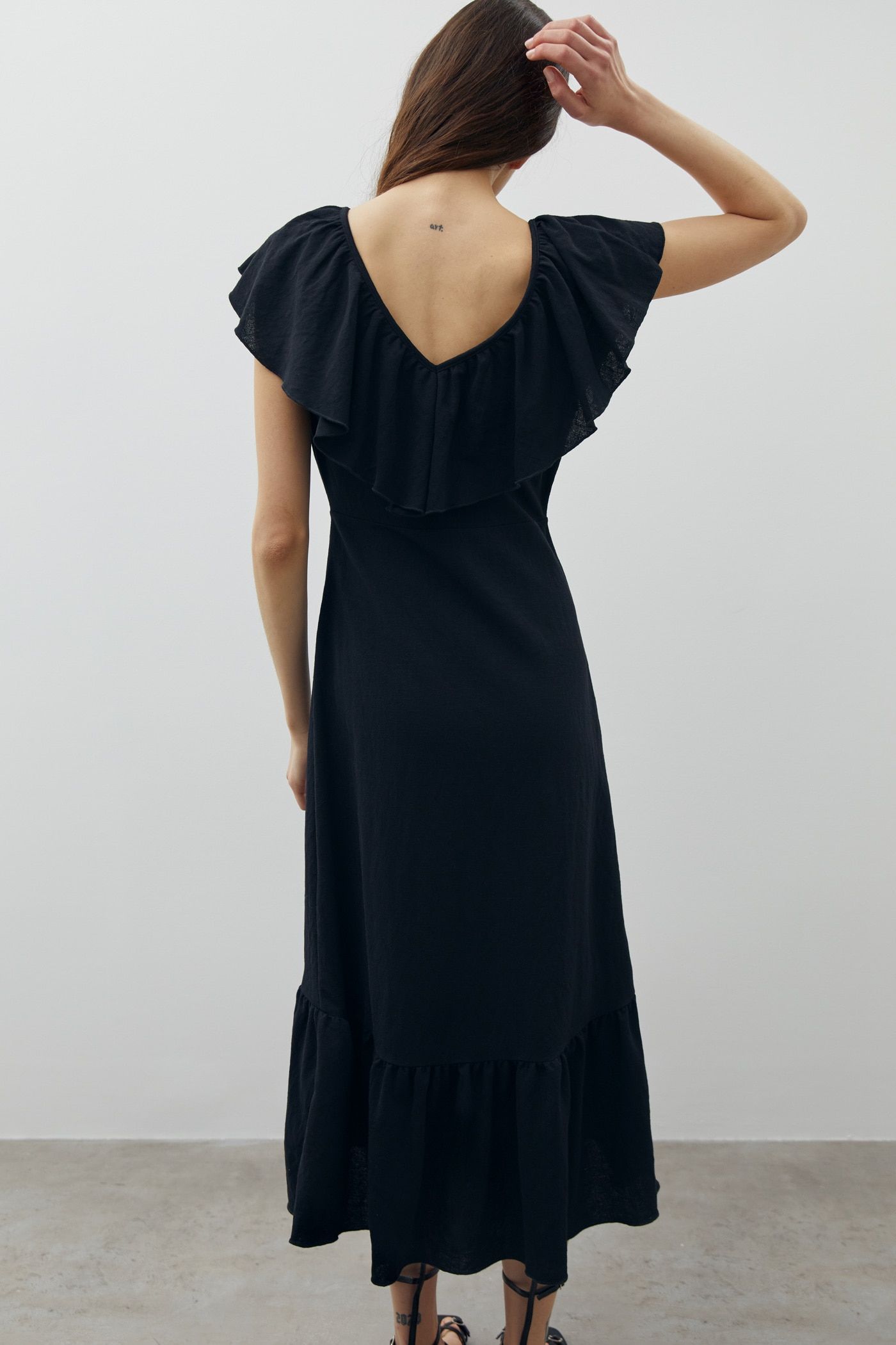 El vestido midi negro sencillo de con las tendencias