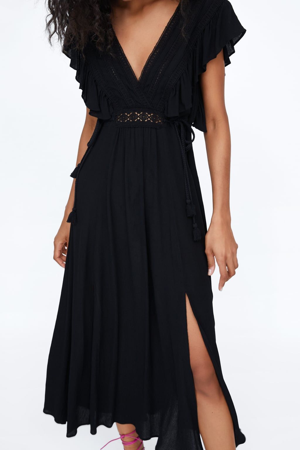 El vestidazo midi negro de Zara cumple los que buscabas para verano