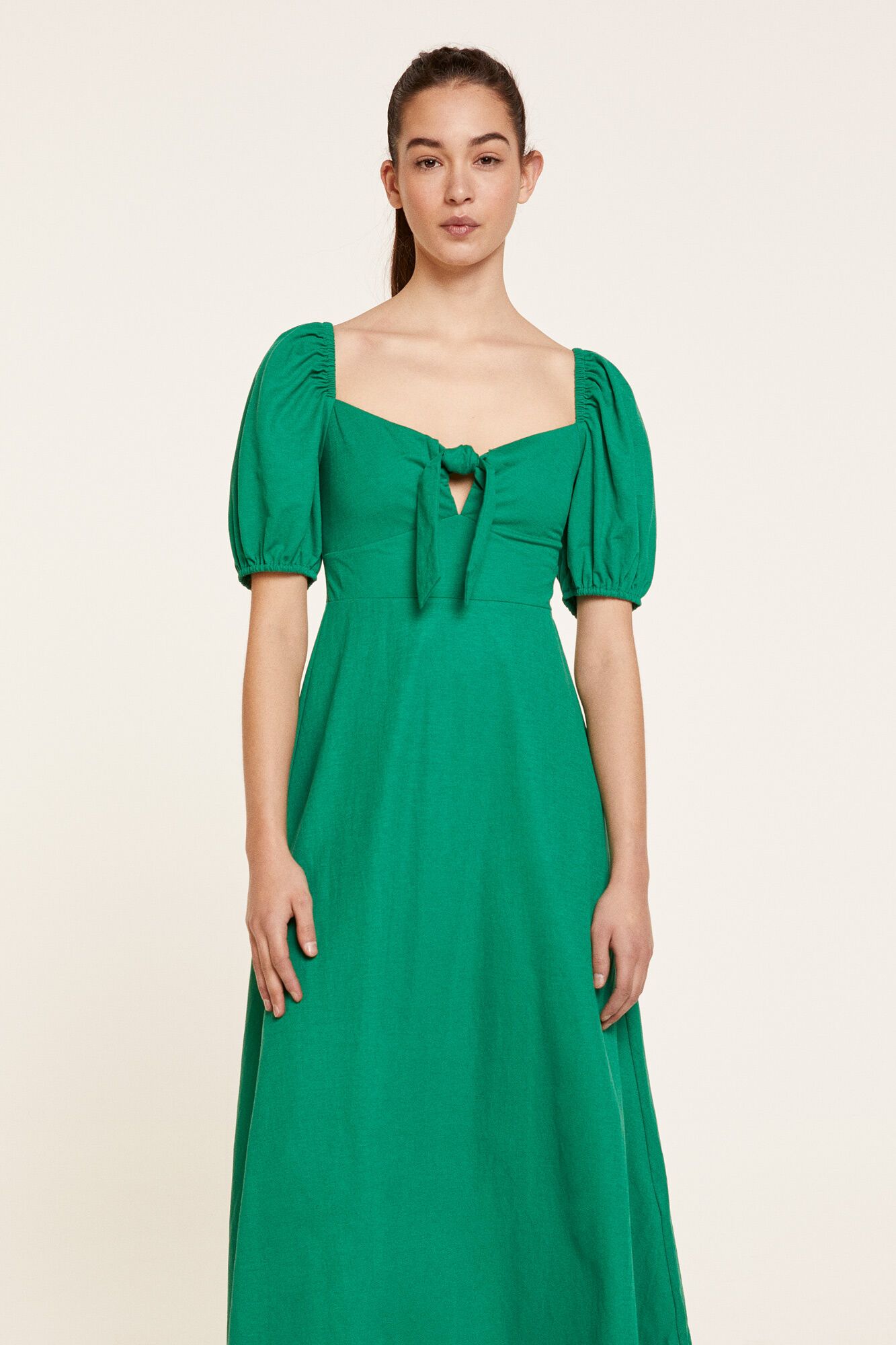 arrasa con el vestido midi verde de 29 € que hace un escote precioso mejora con alpargatas de