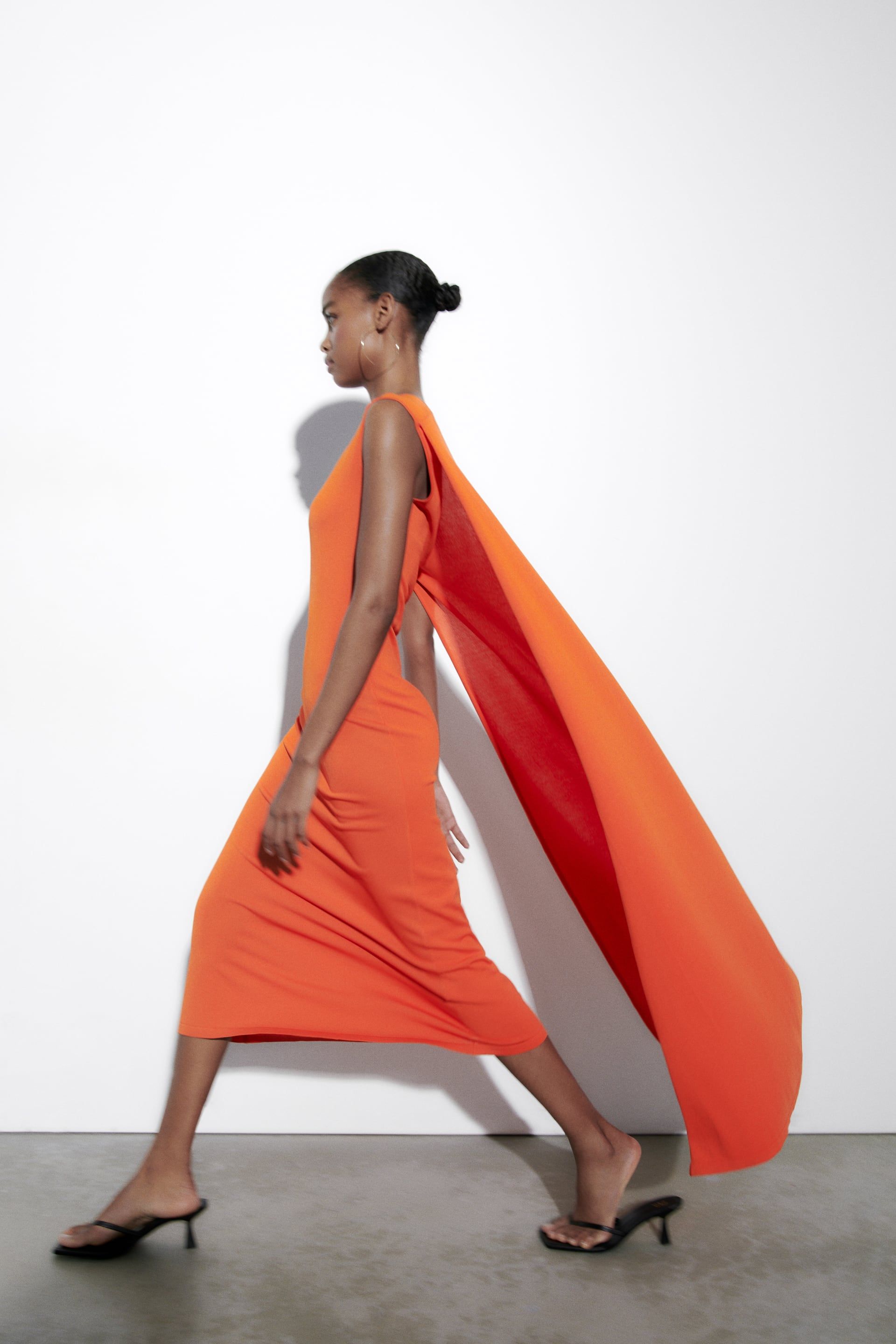 Por qué todo el mundo busca el vestido naranja de Zara de la referencia  3390/026