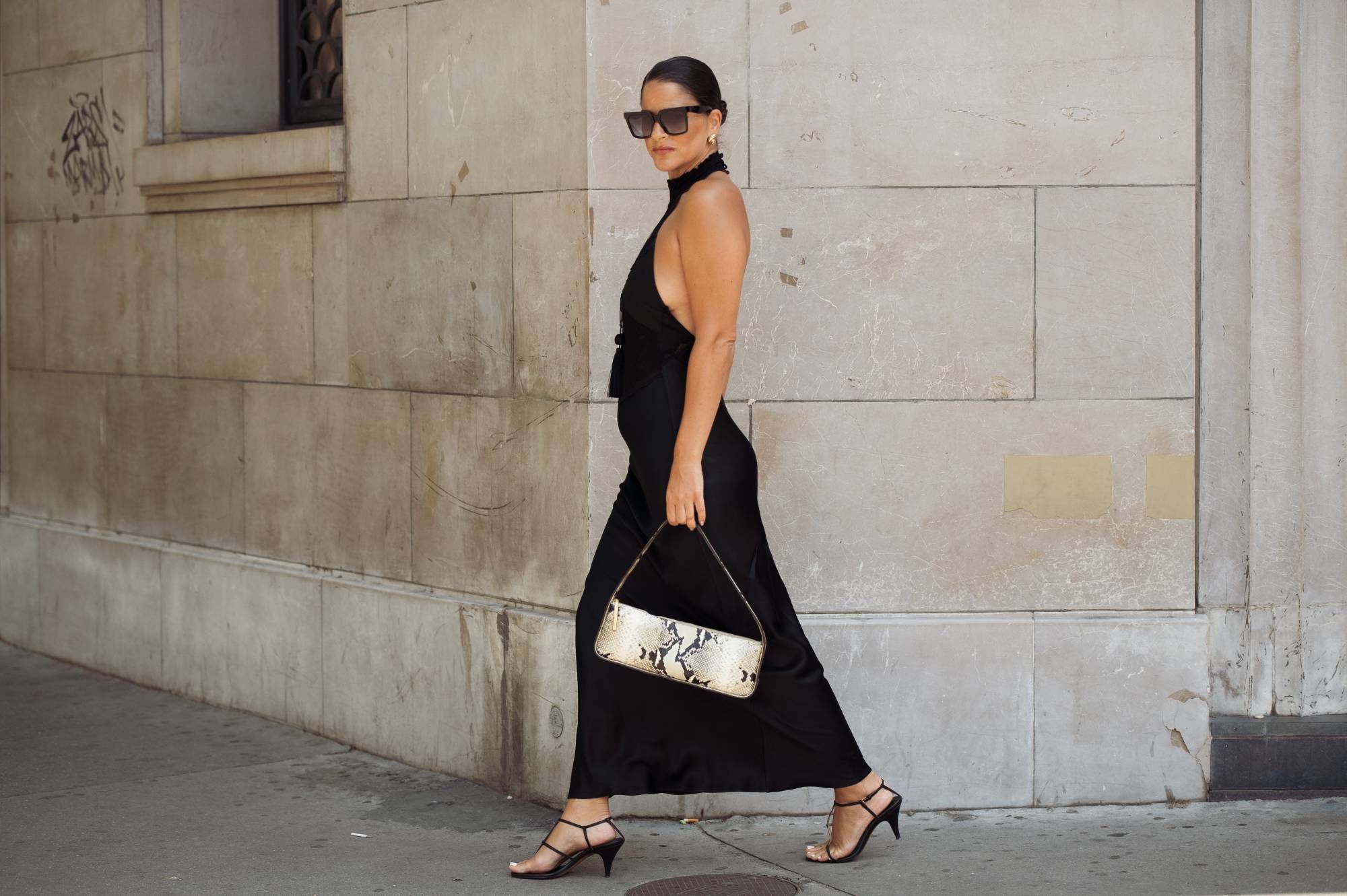 Zara sconta di oltre la metà questo spettacolare abito midi boho che non segna e valorizza