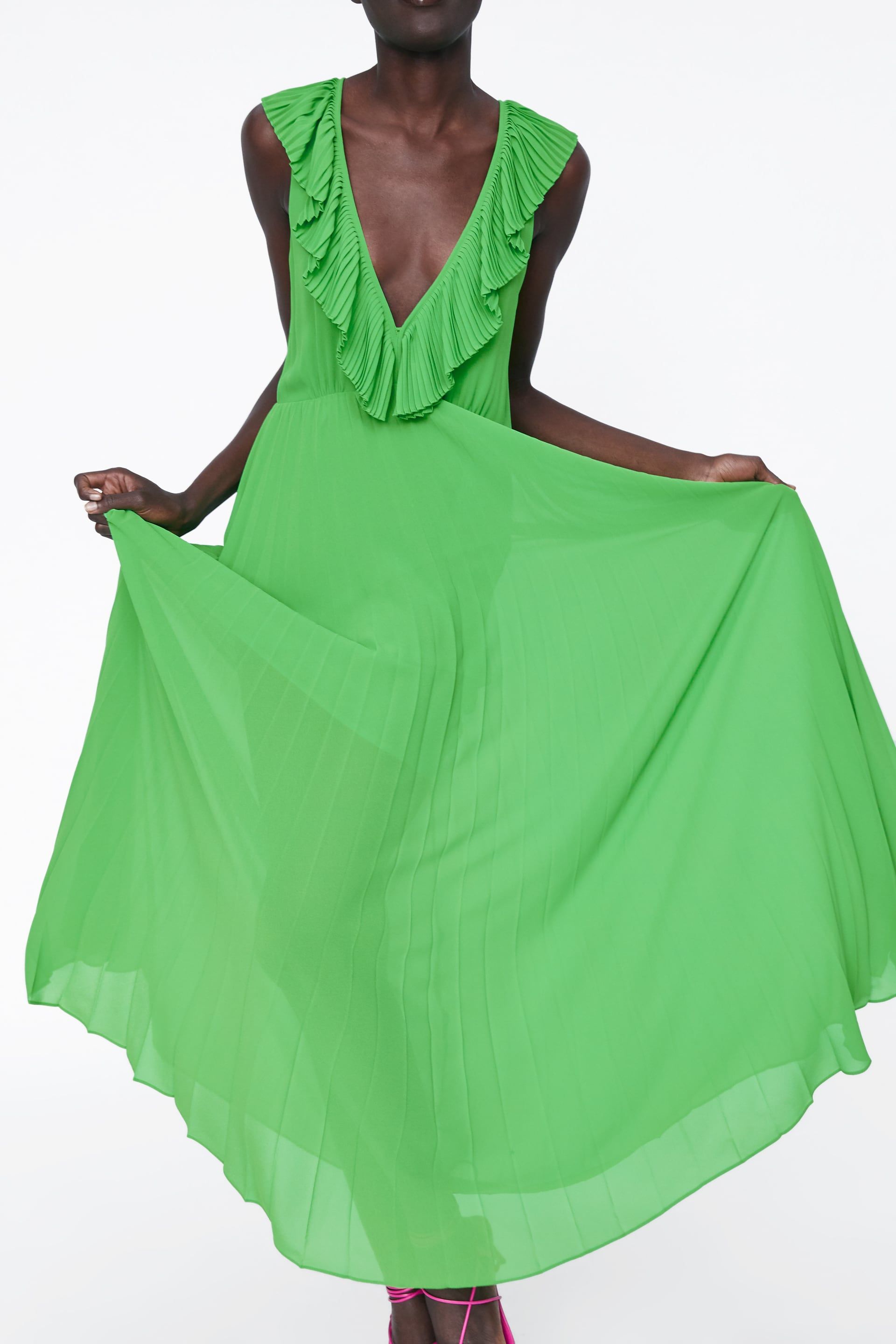 El vestido plisado de Zara que puedes elegir en cuatro