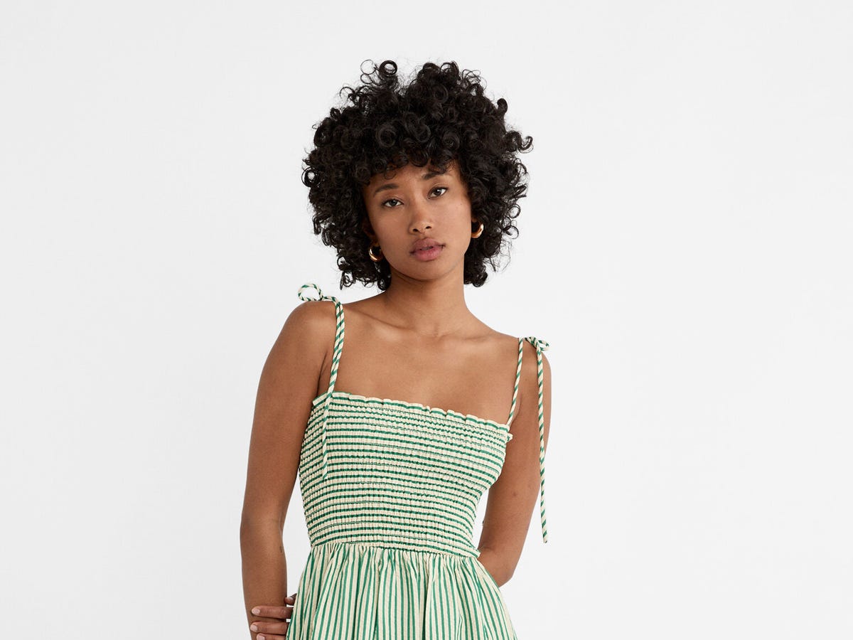 Los 4 vestidos fluidos que todas quieren para llevar con unas bonitas sandalias están en Stradivarius 5 Moncloa Perfecto para los días de máximo calor y con un precio expectacular