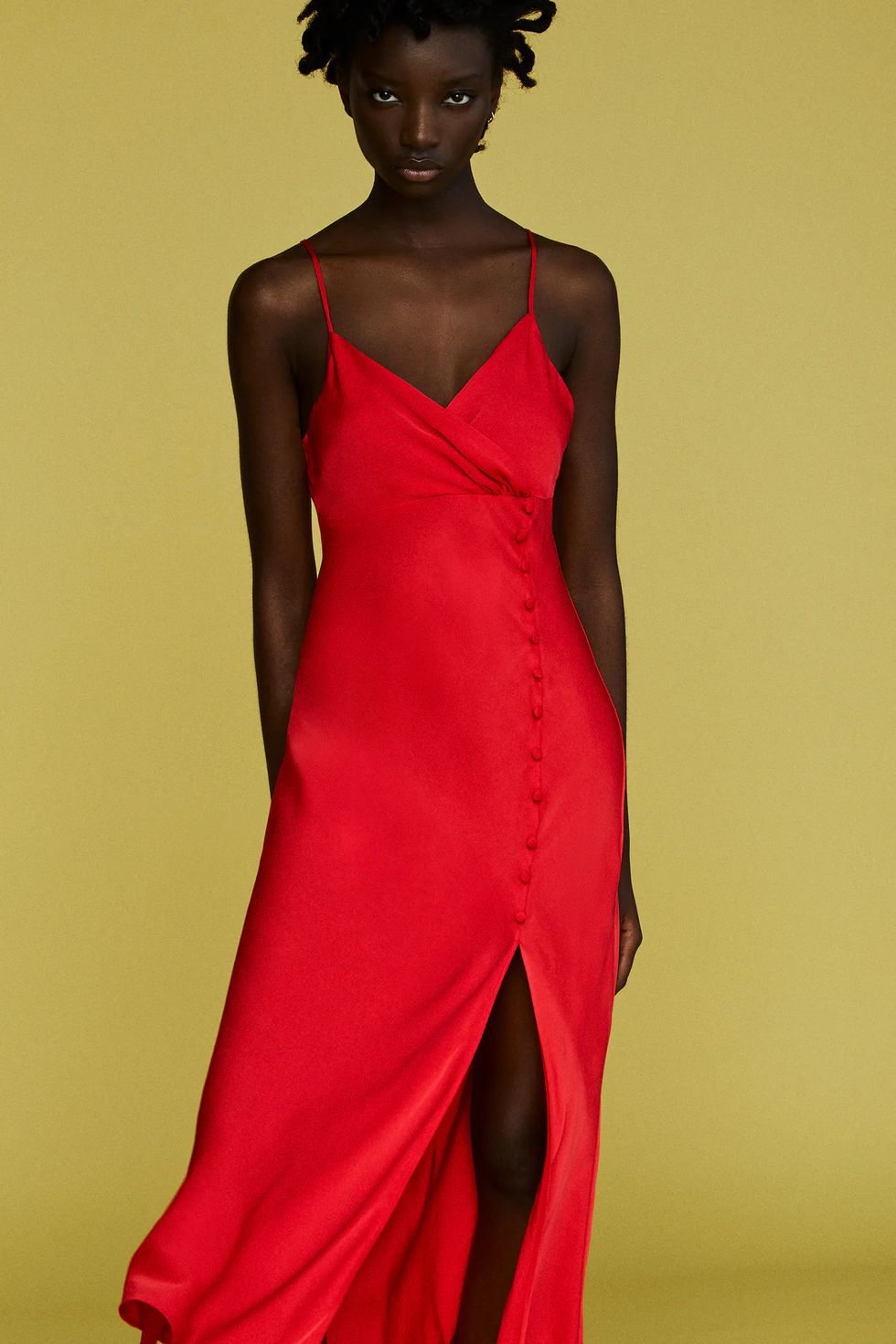Zara tiene vestido rojo que Bella Hadid vistió en Cannes
