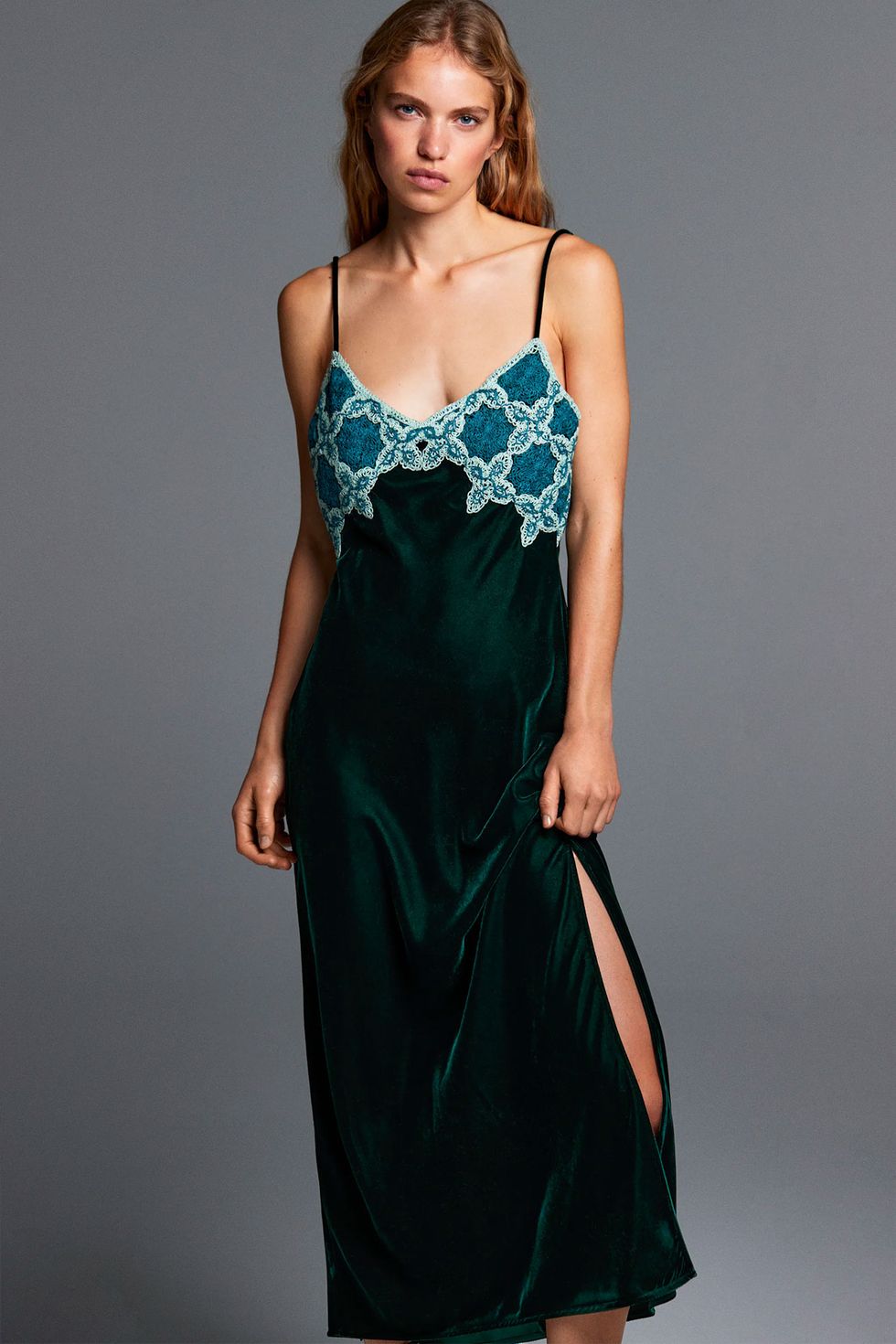 Terciopelo verde, midi y crochet: vestido Zara ideal