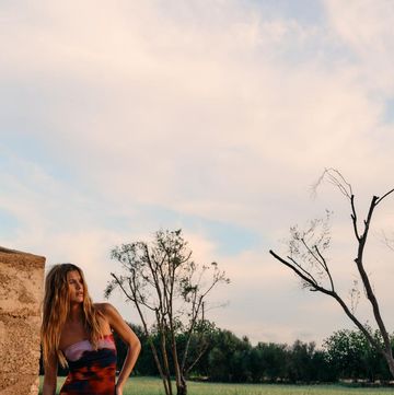 mujer posando con vestido estampado de zara