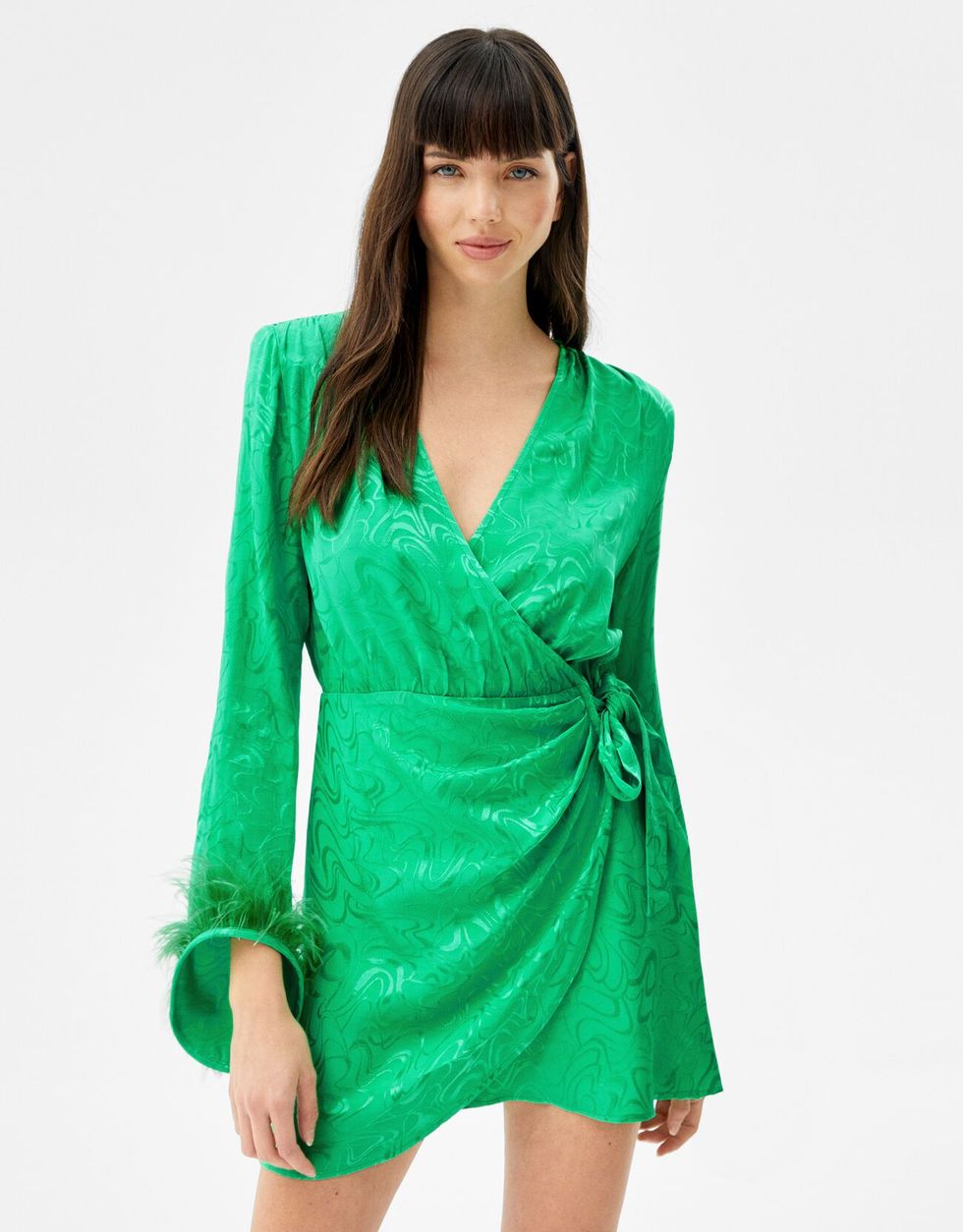 A menudo hablado apagado gemelo El vestido verde de Bershka para un look de fiesta de primavera