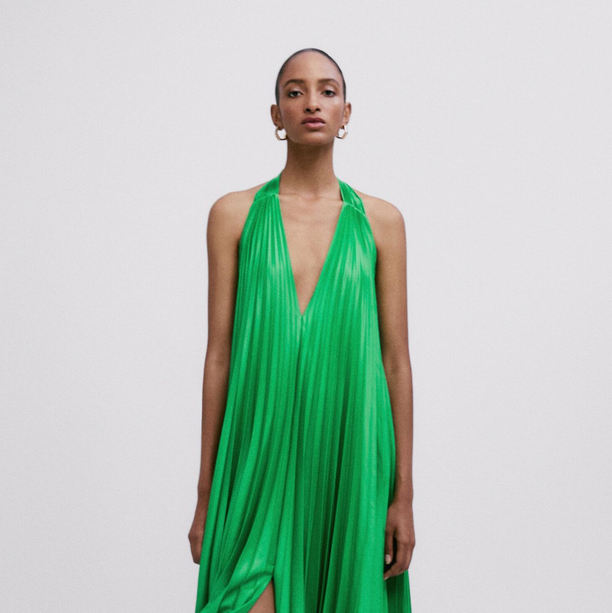 El vestidazo verde que salvará tu look invitada de boda
