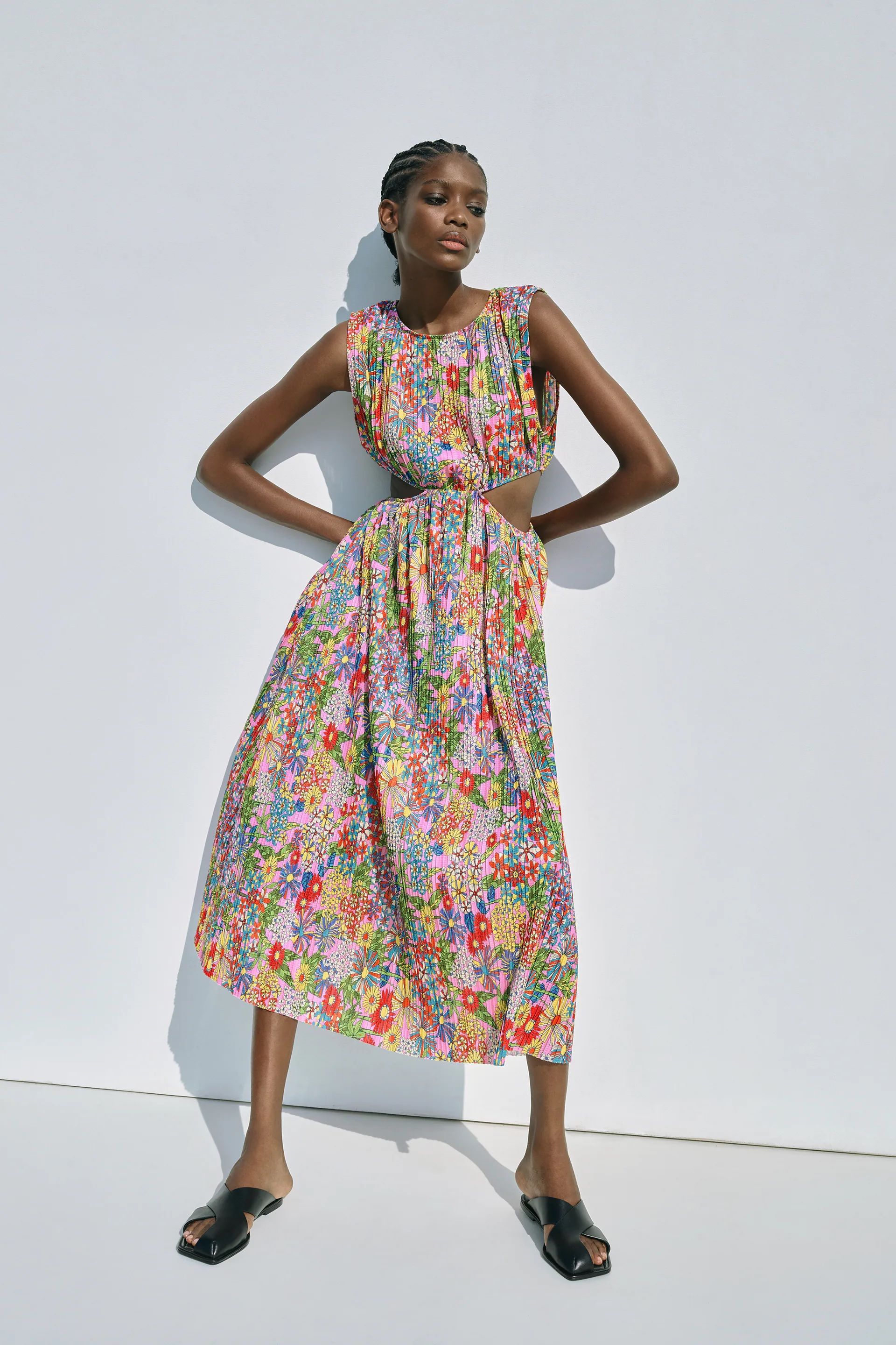 El vestido de Zara con estampado floral y detalle 'cut out' más