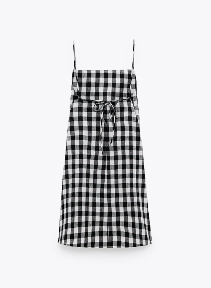 último vestido viral de Zara que triunfa entre las de cuadros Vichy, corto y en blanco negro
