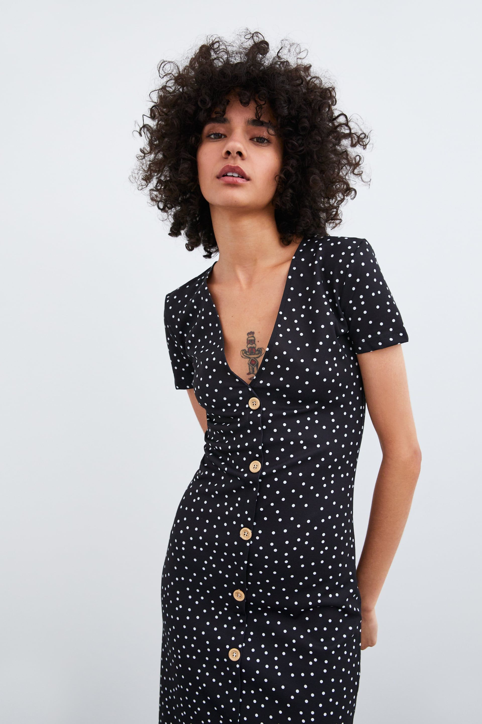 Vas a querer este vestido de nueva colección de Zara porque hace tipazo  disimula barriguita y cuesta menos de 26 euros