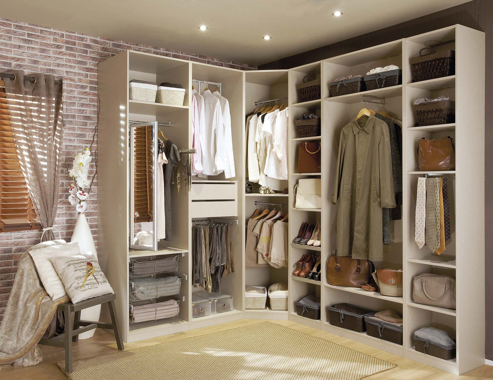 ideas para guardar los abrigos en armarios con el cambio de ropa: colgados en perchas