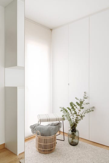 vestidor moderno con armarios en color blanco