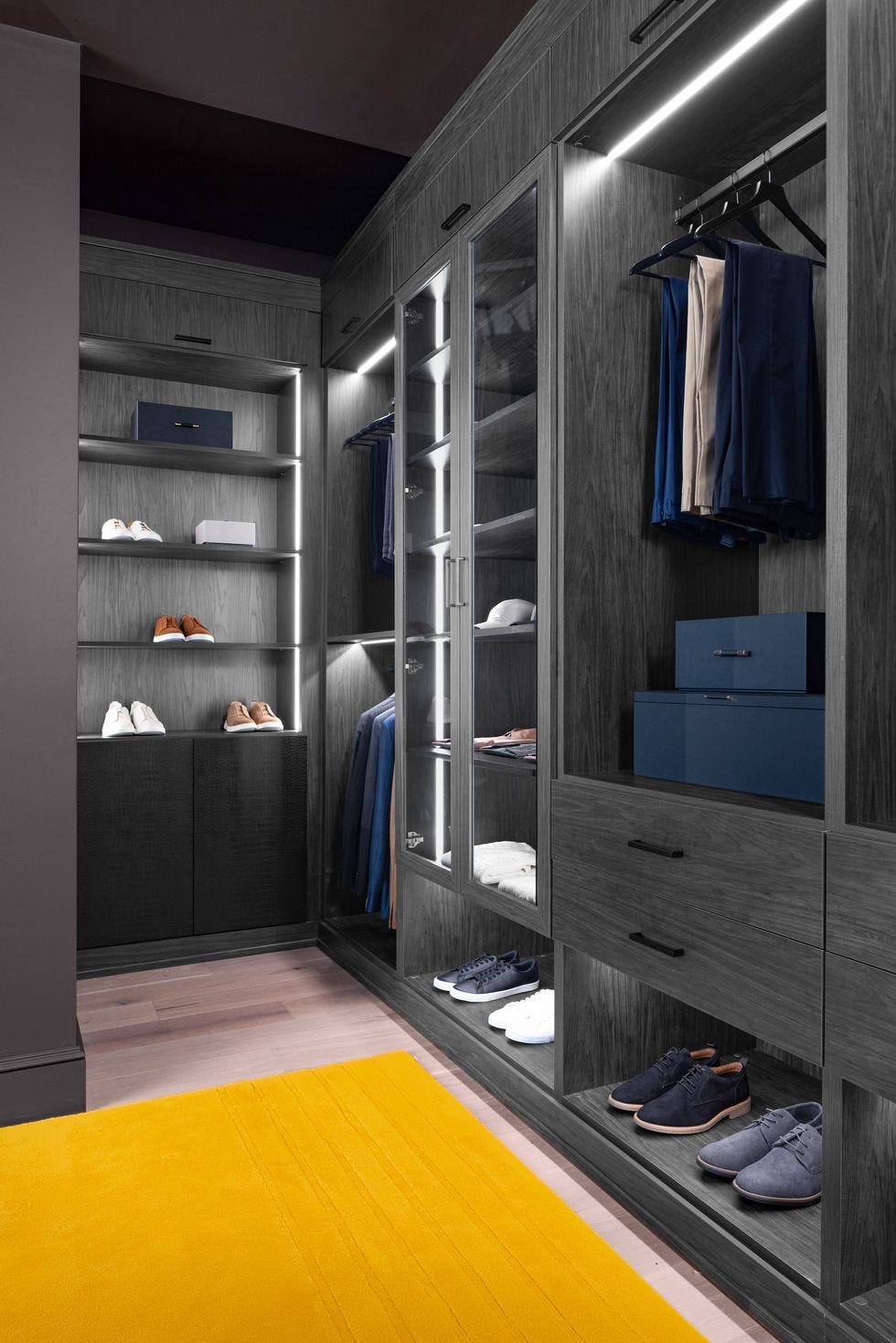 un vestidor pequeño masculino en tonos oscuros