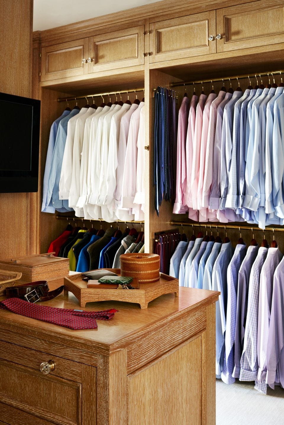cómo organizarlas casmisas en un vestidor pequeño masculino