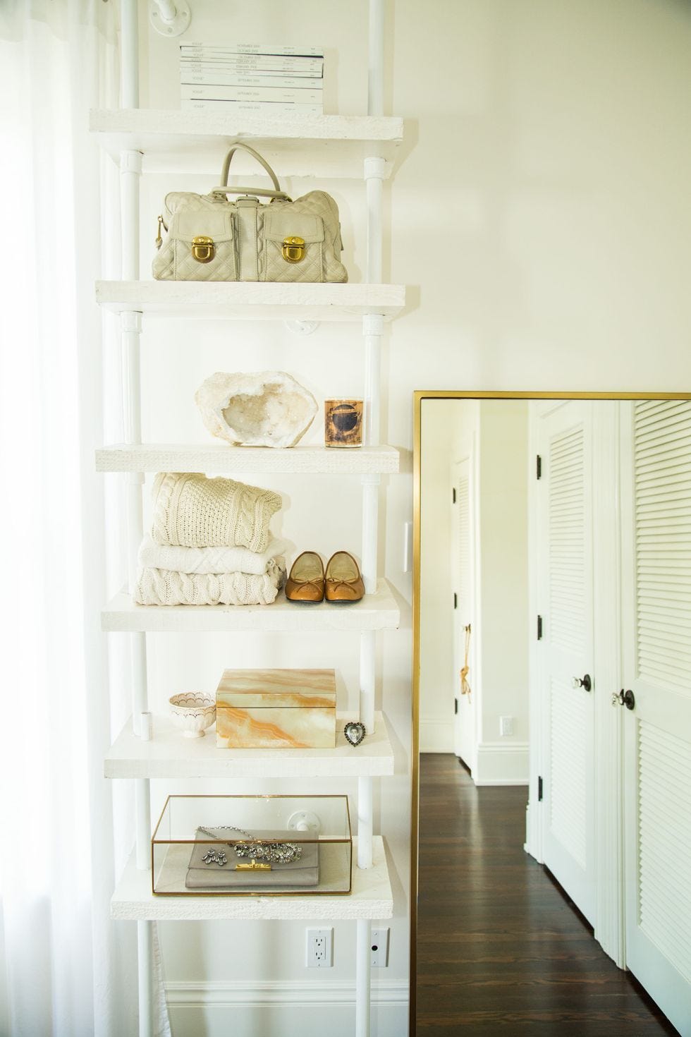 decora el vestidor pequeño con estanteróas voladas